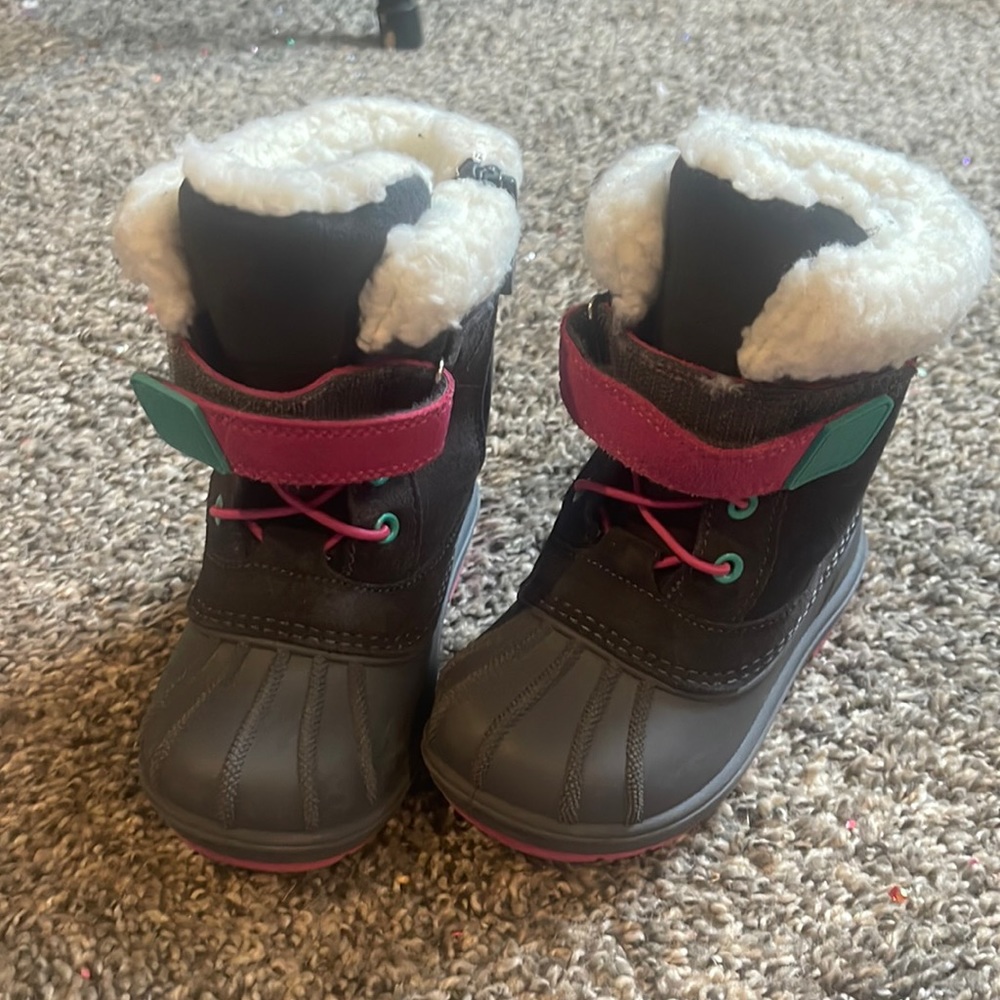 Cat and jack girls snow boots! Size 8!